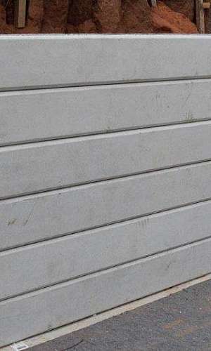 Cortina de contenção com placas duplas Cortina de contenção com placas duplas