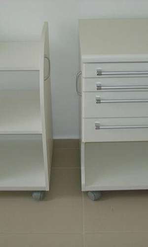 Mesa auxiliar para procedimentos Mesa auxiliar para procedimentos